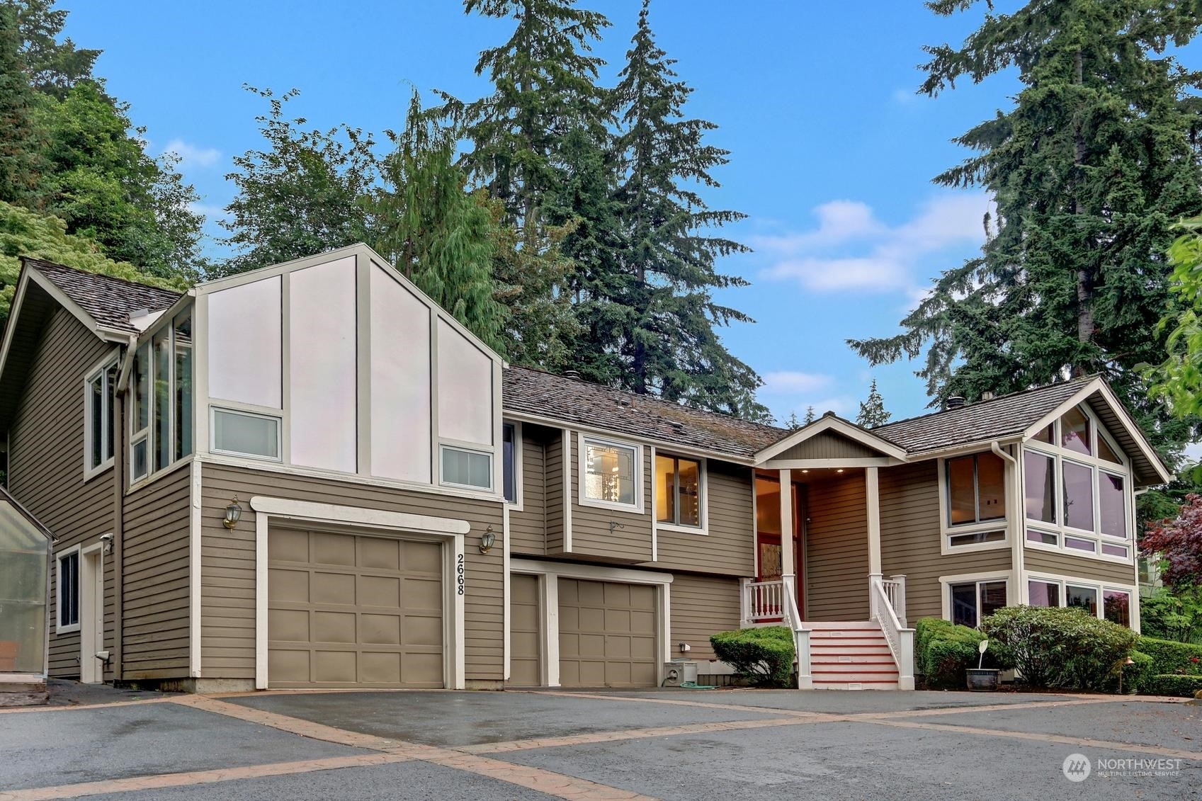 Property Photo:  2668 E Lake Sammamish Parkway NE  WA 98074 