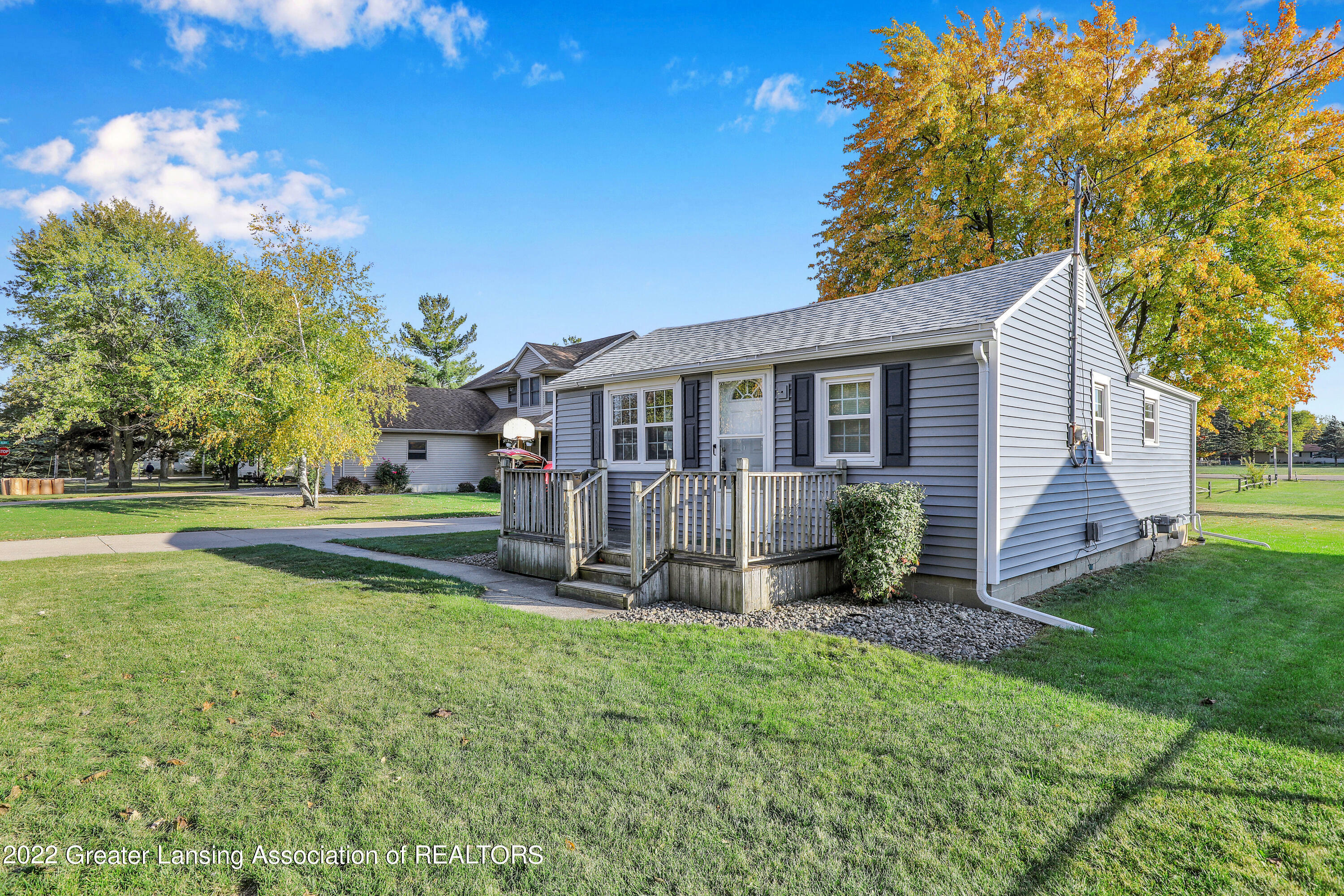 Property Photo: 1006 E Walker Street MI 48879