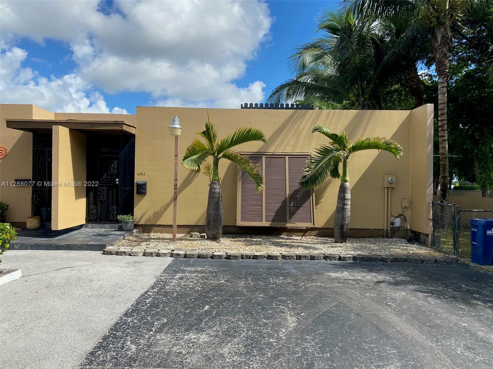 Property Photo: 15913 S Kingsmoor Way FL 33014