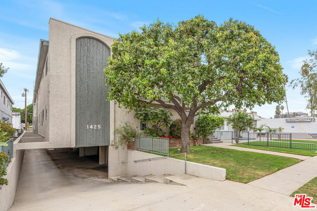 Property Photo:  1425   Centinela Ave 1  CA 90404 