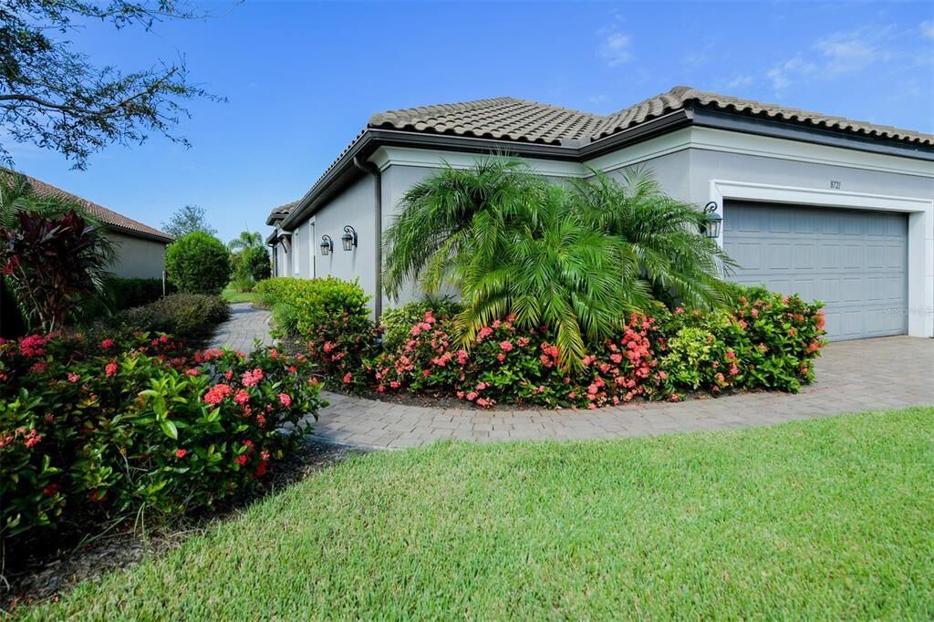 Property Photo: 8721 Bellussi Drive FL 34238