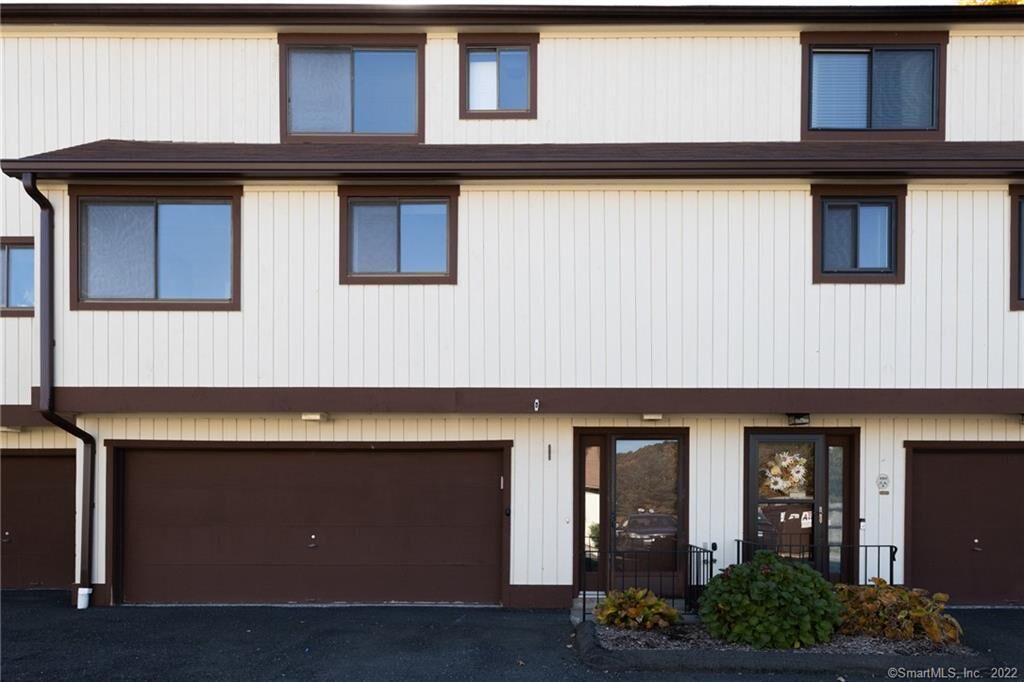 Property Photo:  129 Essex Court 129  CT 06403 