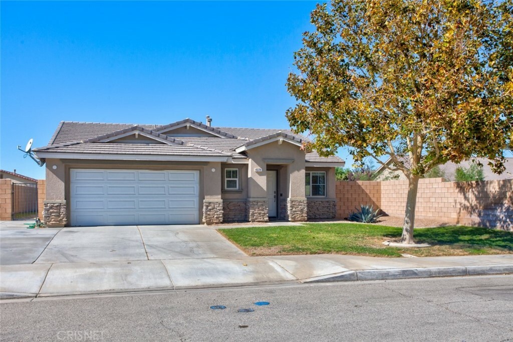 Property Photo:  45731 Parkview Lane  CA 93535 