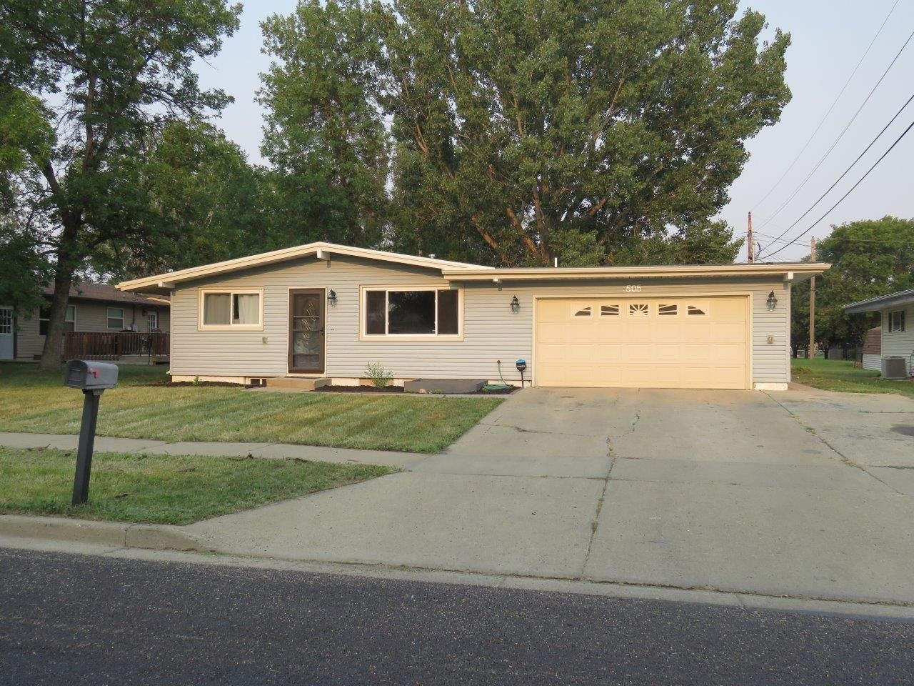 Property Photo: 505 20th St. SW ND 58701