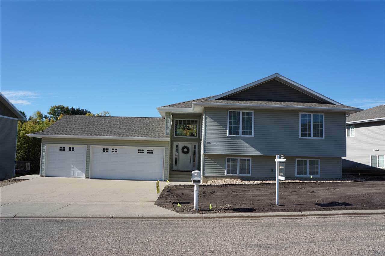 Property Photo:  1521 Golden Valley Lane  ND 58703 