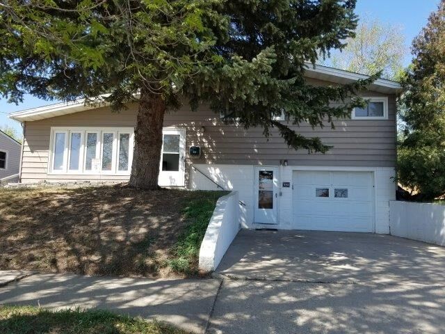 Property Photo:  405 Hillcrest Drive  ND 58703 