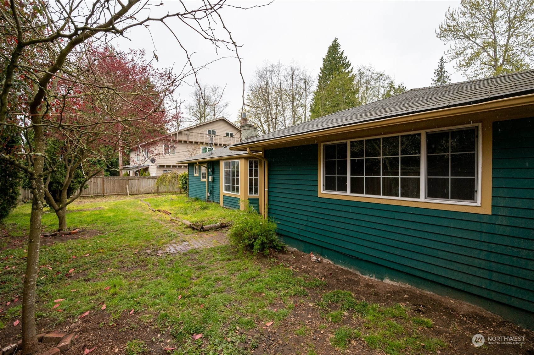 Property Photo:  15600 Ash Way  WA 98087 