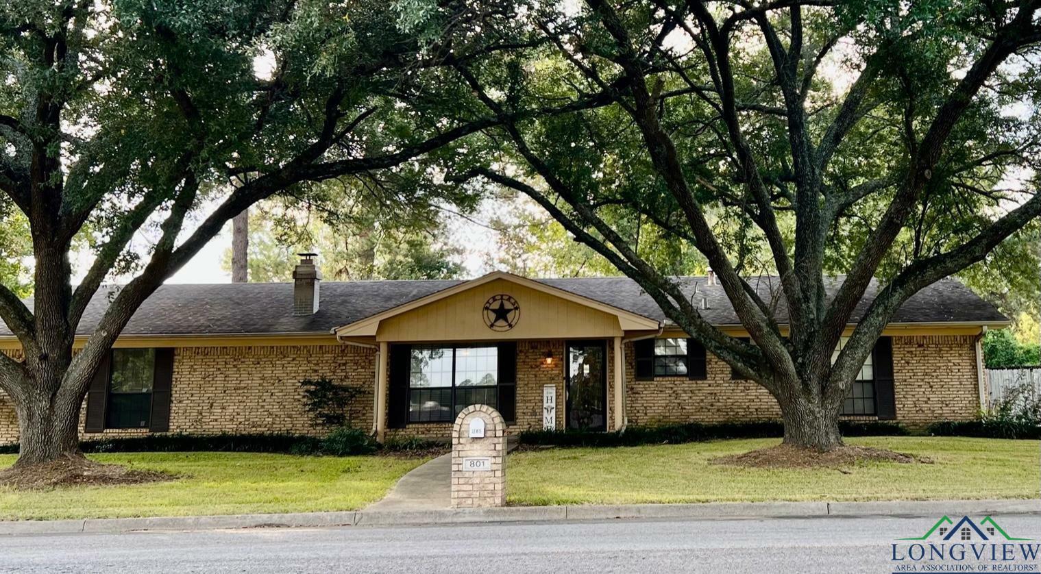 Property Photo:  801 Davis St  TX 75633 