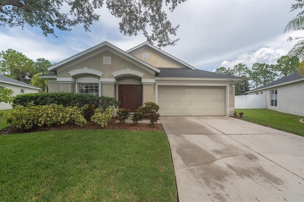 Property Photo:  13211 Evening Sunset Lane  FL 33579 