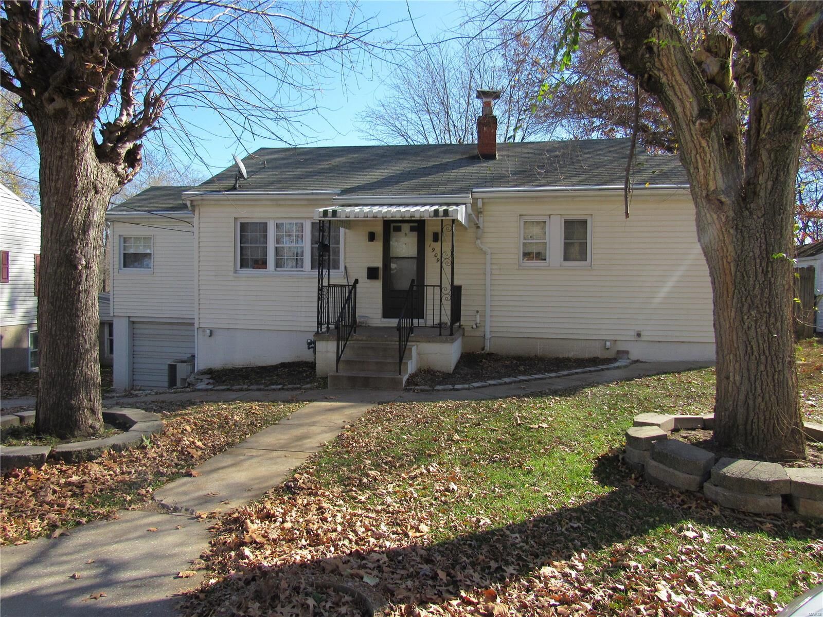 Property Photo:  1909 Burling Drive  IL 62002 