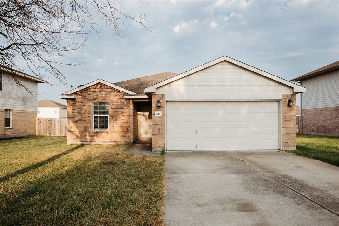 Property Photo: 429 Blackman Trail TX 78634