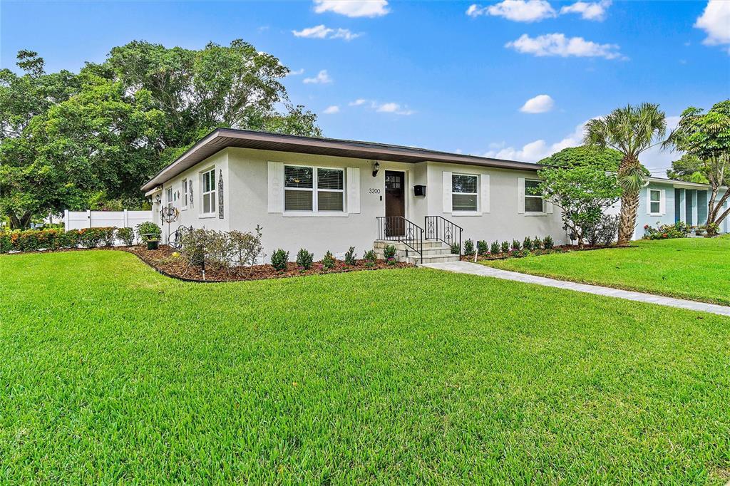 Property Photo: 3200 1st Street N FL 33704
