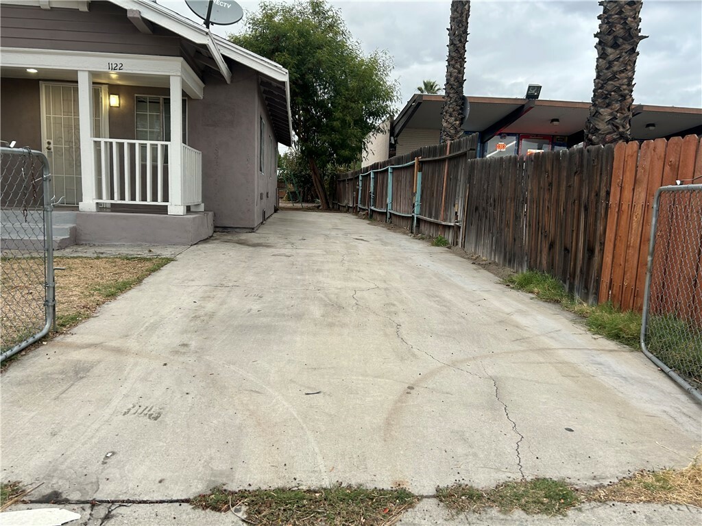 Property Photo: 1122 W 5th Street W CA 92411
