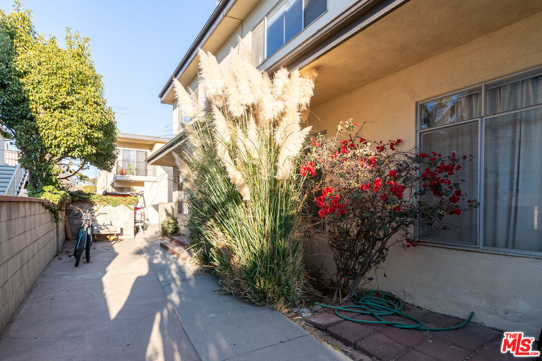 Property Photo: 1241 17th St 3 CA 90404