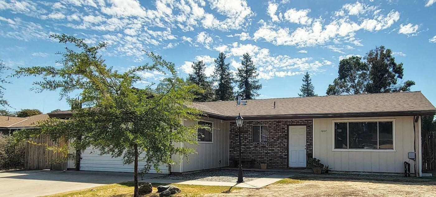 Property Photo:  1007 W Harter Avenue  CA 93277 