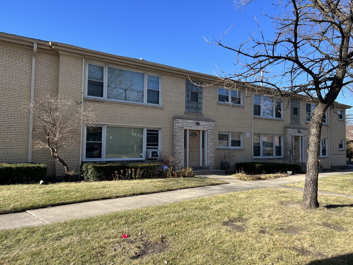 Property Photo: 2010 S Crescent Avenue 1C IL 60068