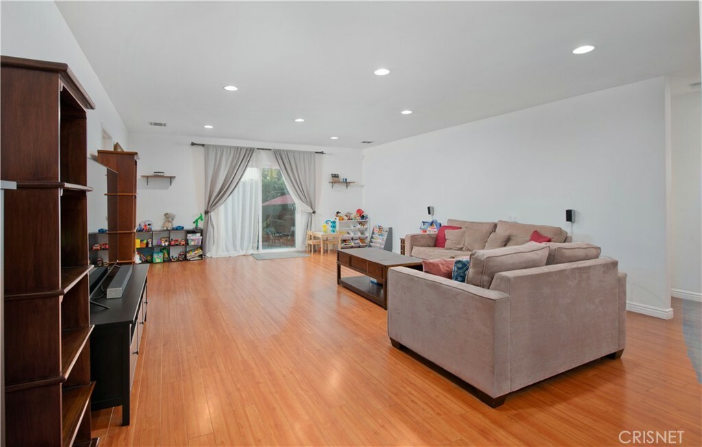 Property Photo:  5933 Hesperia Avenue  CA 91316 