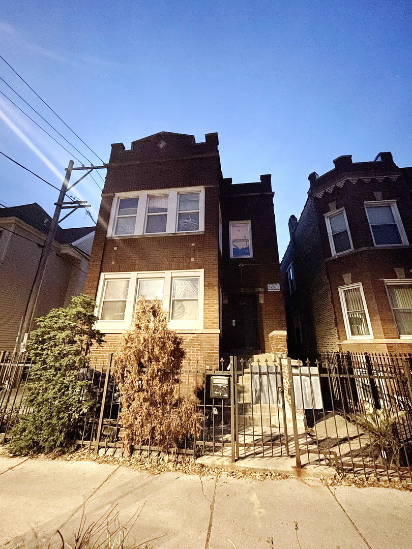 Property Photo: 2414 N Tripp Avenue 2R IL 60639