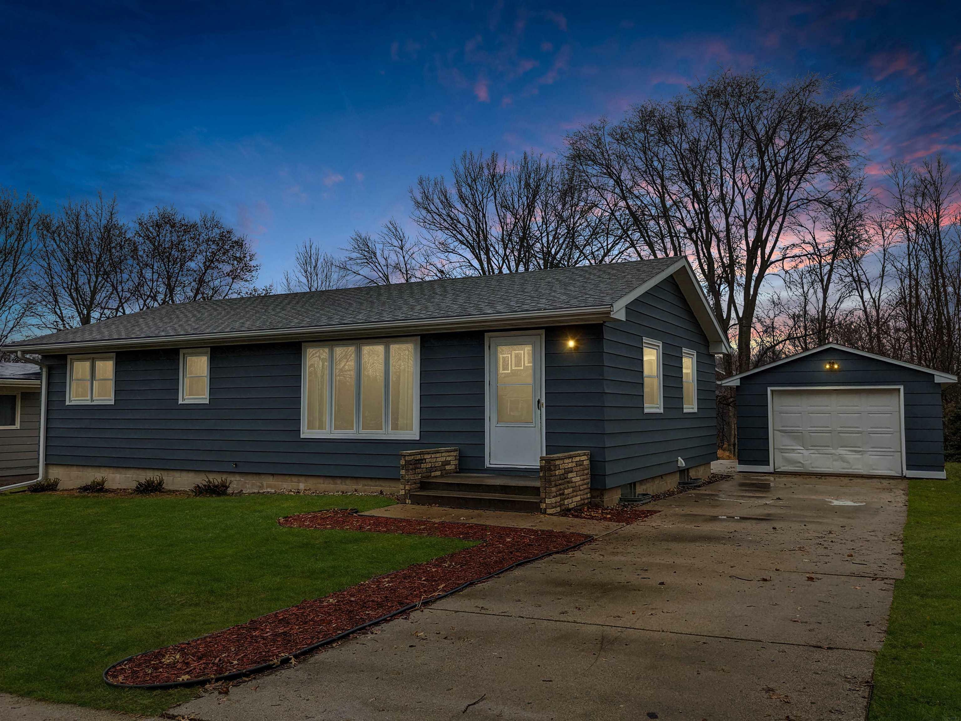 Property Photo:  1007 NE 3rd Avenue  IA 50677 