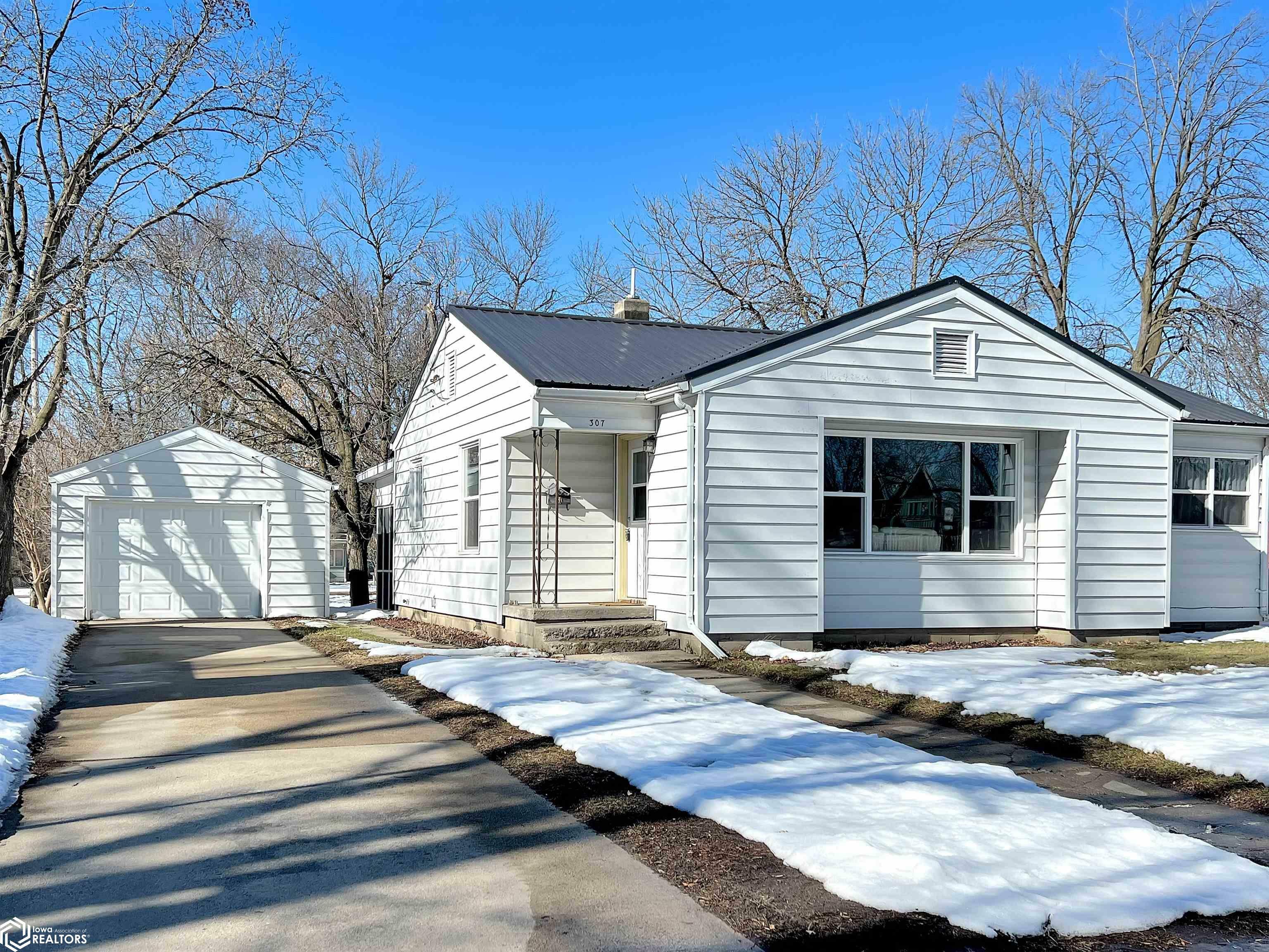 Property Photo:  307 Western Avenue  IA 50126 