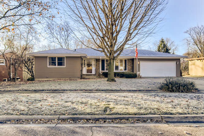 Property Photo: 1135 Meadow Lane IL 60123