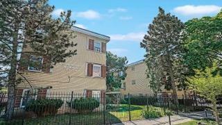 Property Photo: 7311 N Oakley Avenue 2B IL 60645
