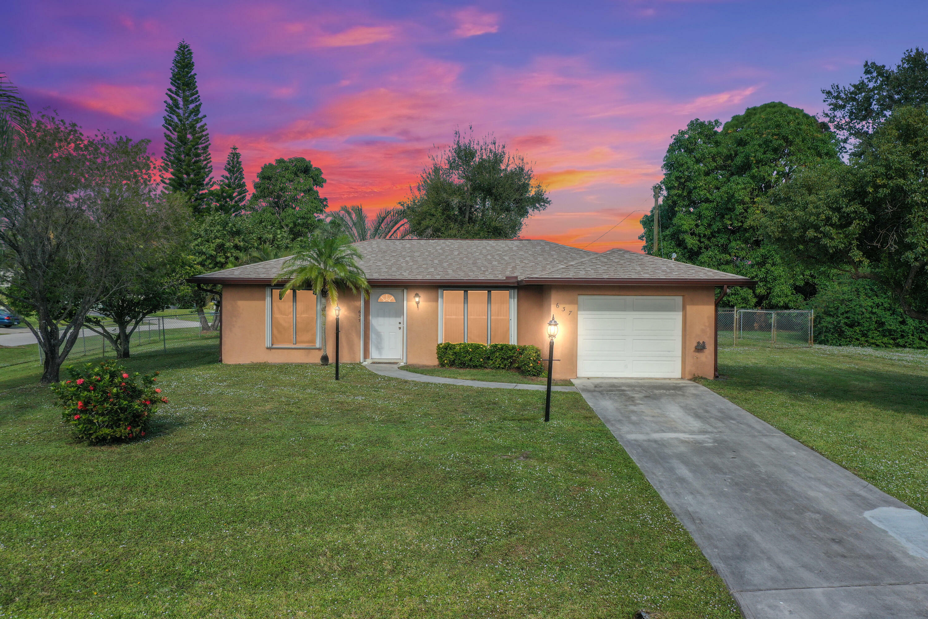 Property Photo:  637 SW Sansom Lane Lane  FL 34953 