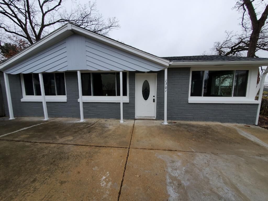 Property Photo:  1301 Maple Avenue  IL 60532 