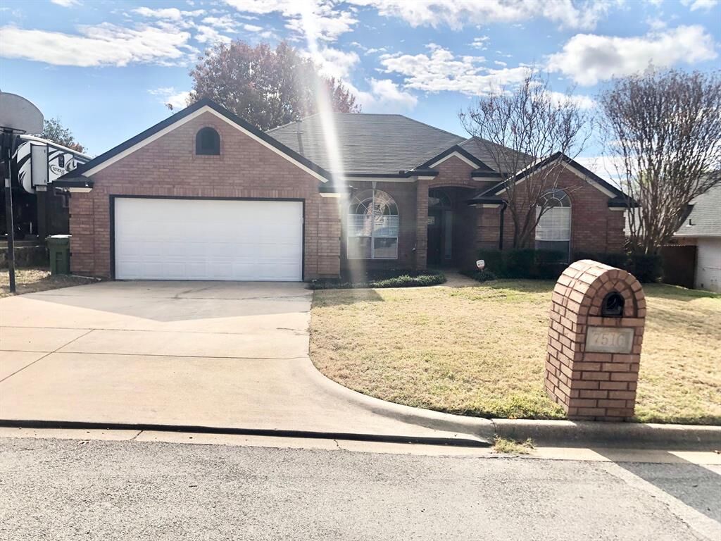 Property Photo:  7516 Brentwood Court  TX 76182 