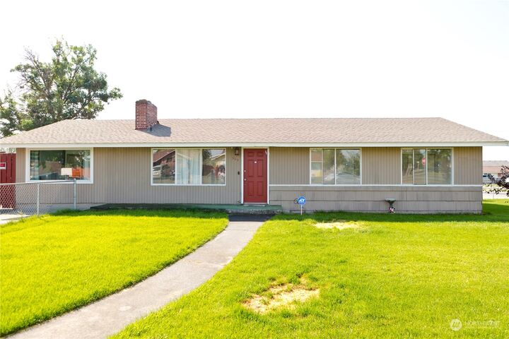 Property Photo:  305 N Earl Road  WA 98837 
