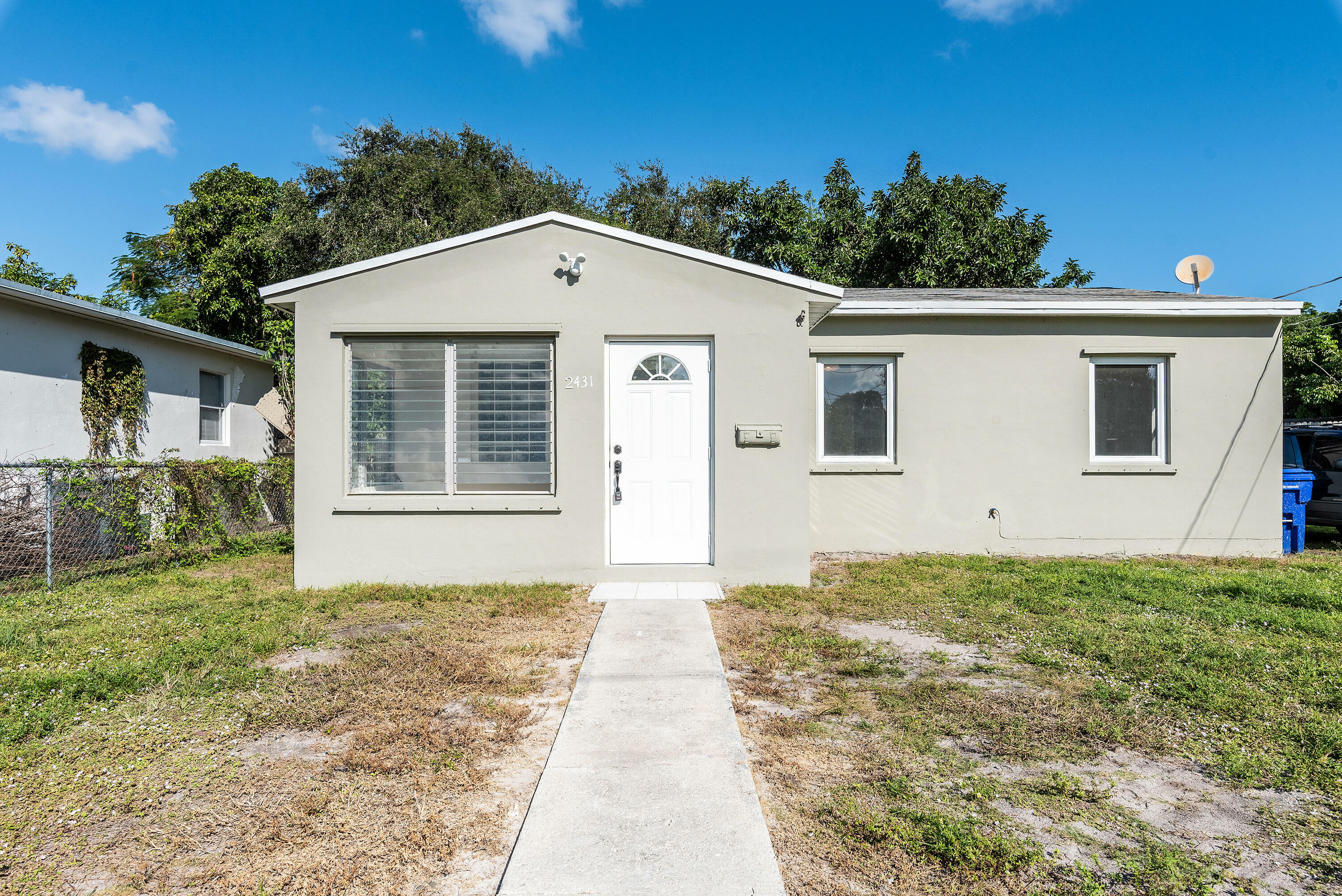 Property Photo: 2431 Hayes Street FL 33020