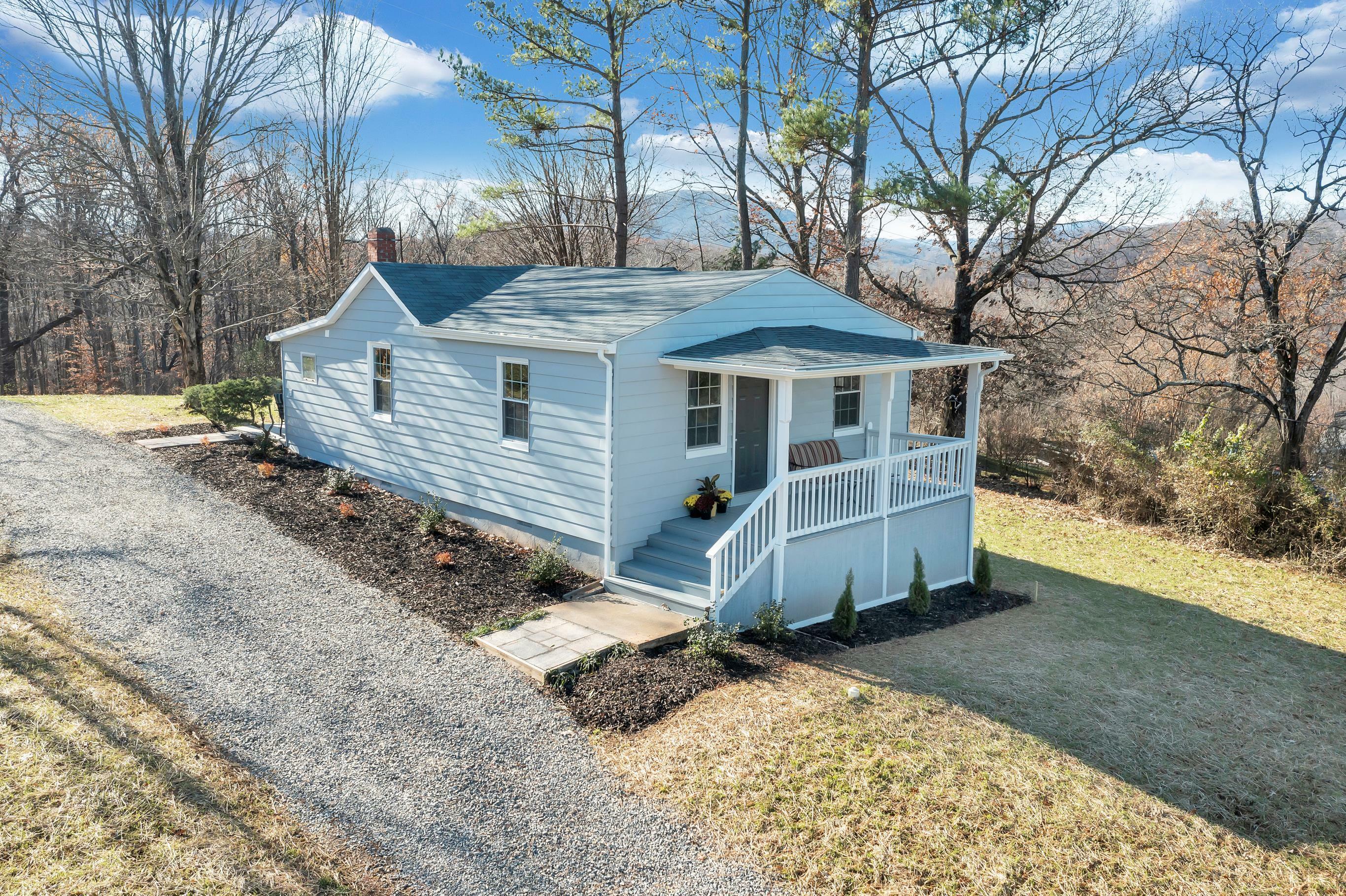 Property Photo:  1915 Redwood Rd SE  VA 24014 