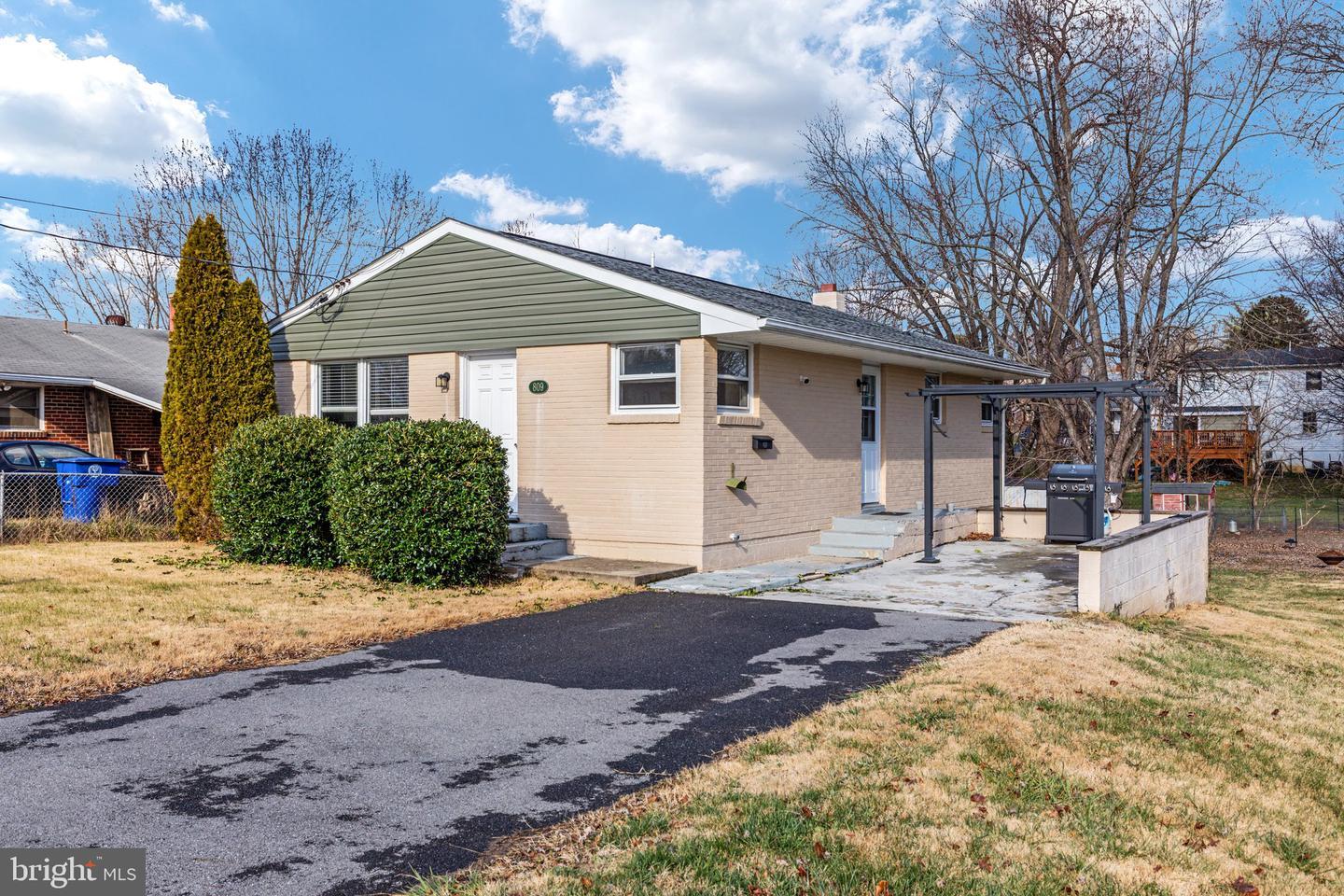 Property Photo:  809 W 11th Street  VA 22630 