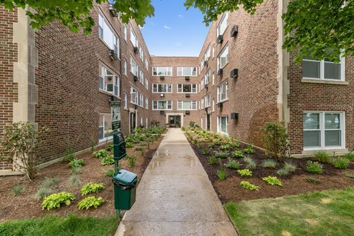 Property Photo: 7630 N Eastlake Terrace 2W IL 60626