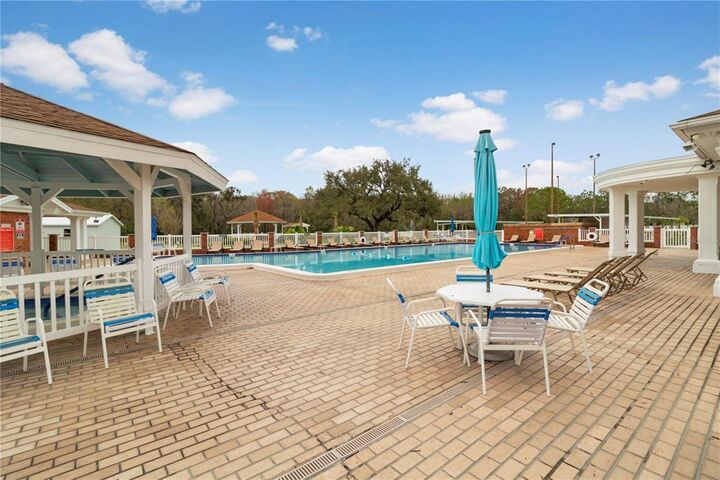 Property Photo: 1669 Colonnades Circle N FL 33811