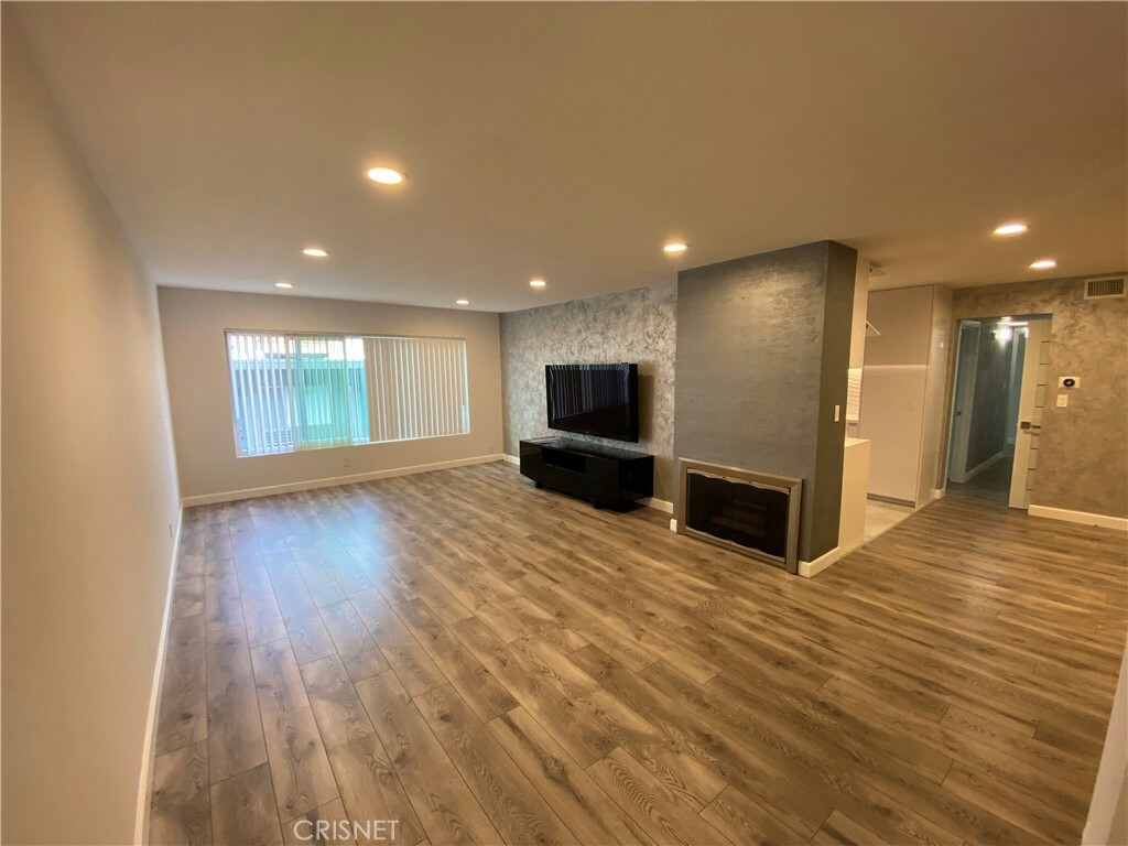 Property Photo:  930 N Louise Street 201  CA 91207 