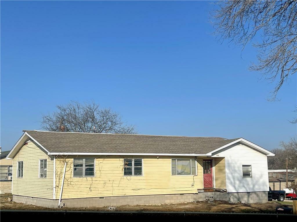 Property Photo:  801 W 16th Street  OK 73086 