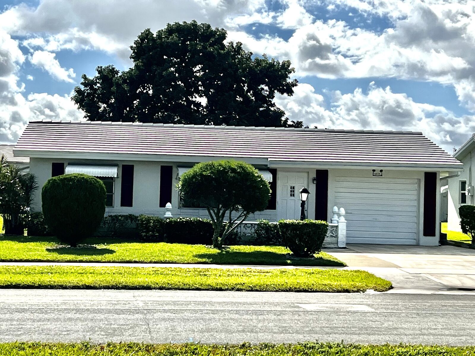 Property Photo: 2020 SW Golf Lane FL 33426