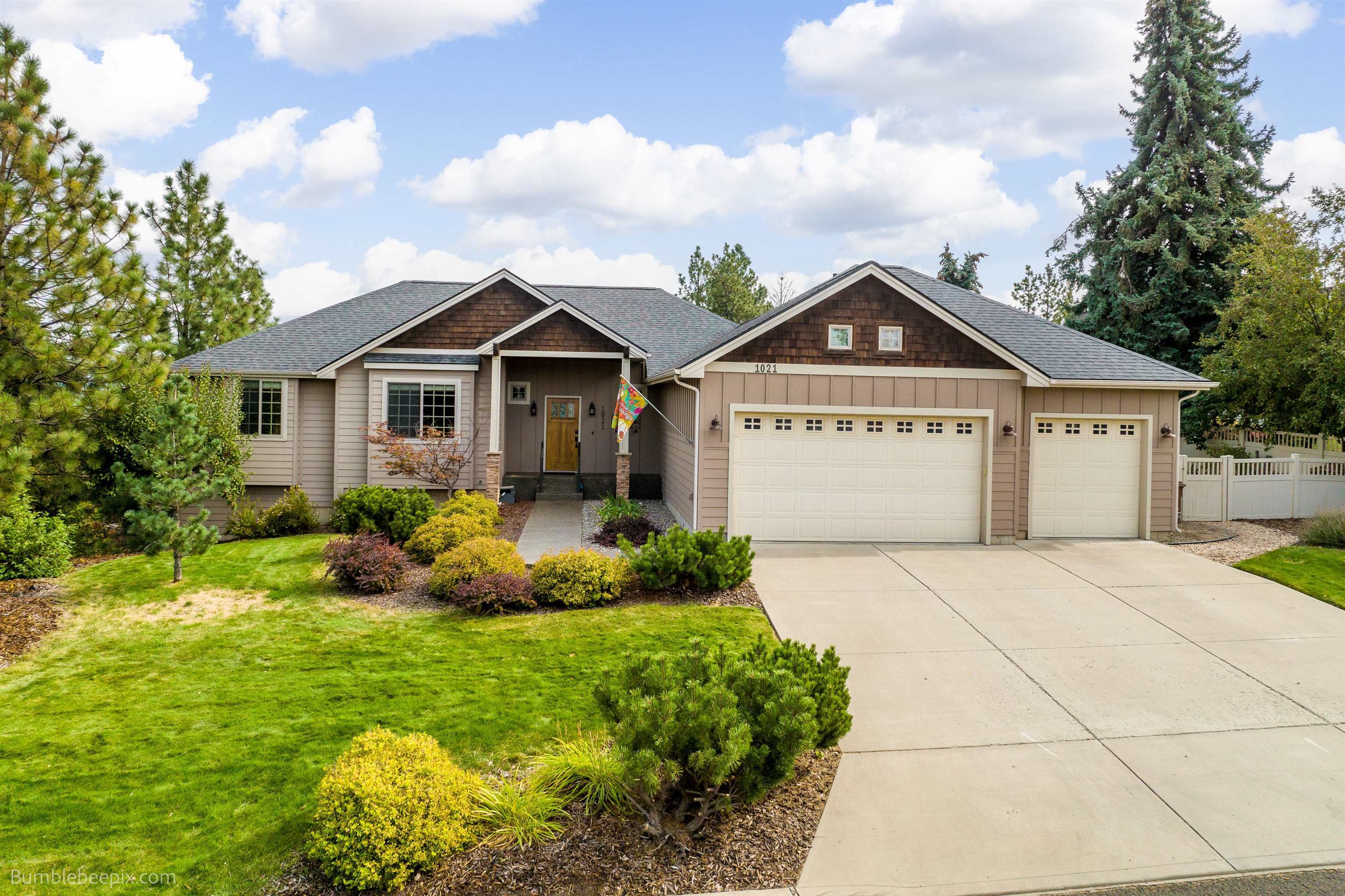 Property Photo: 1021 S Carousel Ln WA 99224