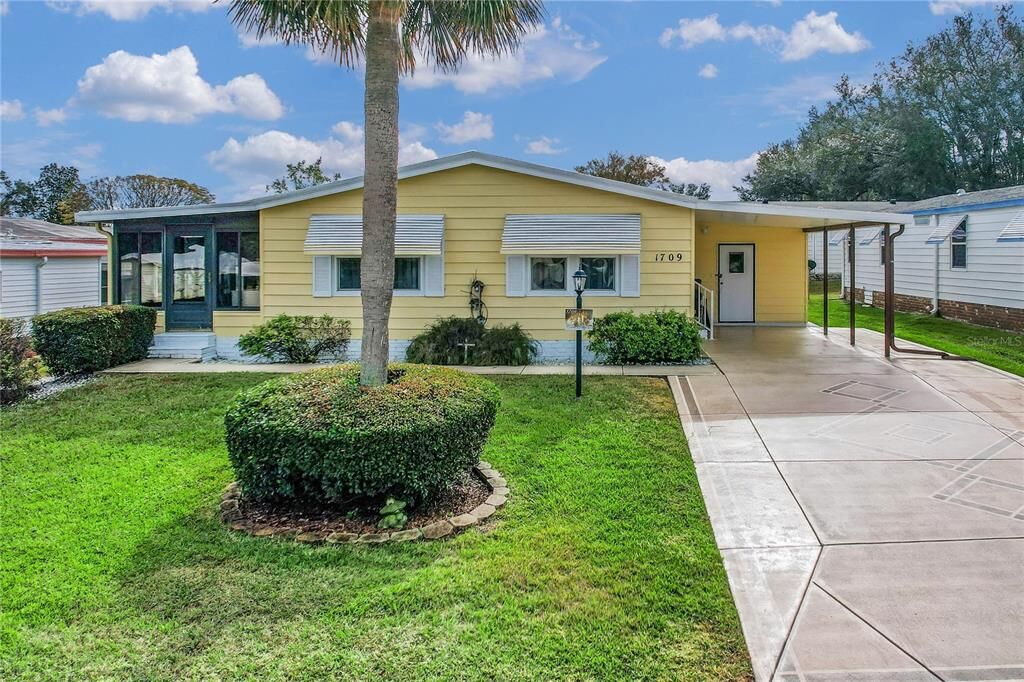 Property Photo: 1709 Pebble Beach Lane FL 32159