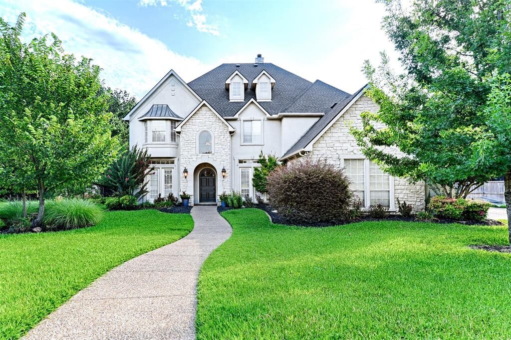 Property Photo: 1307 Village Green Drive TX 76092