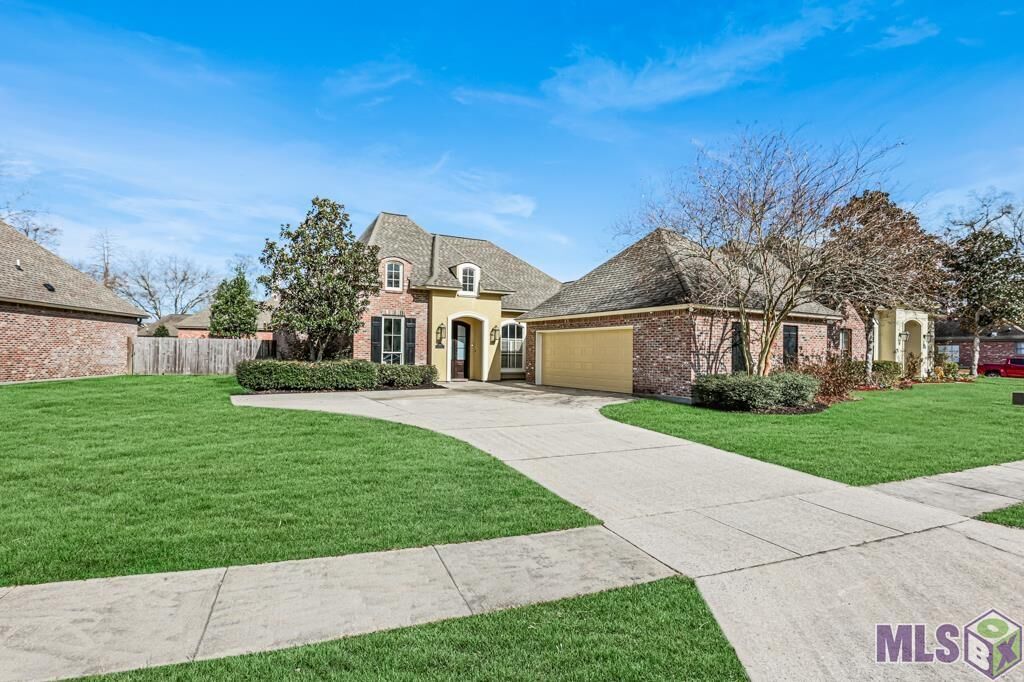 Property Photo:  350 S Club Ave  LA 70776 