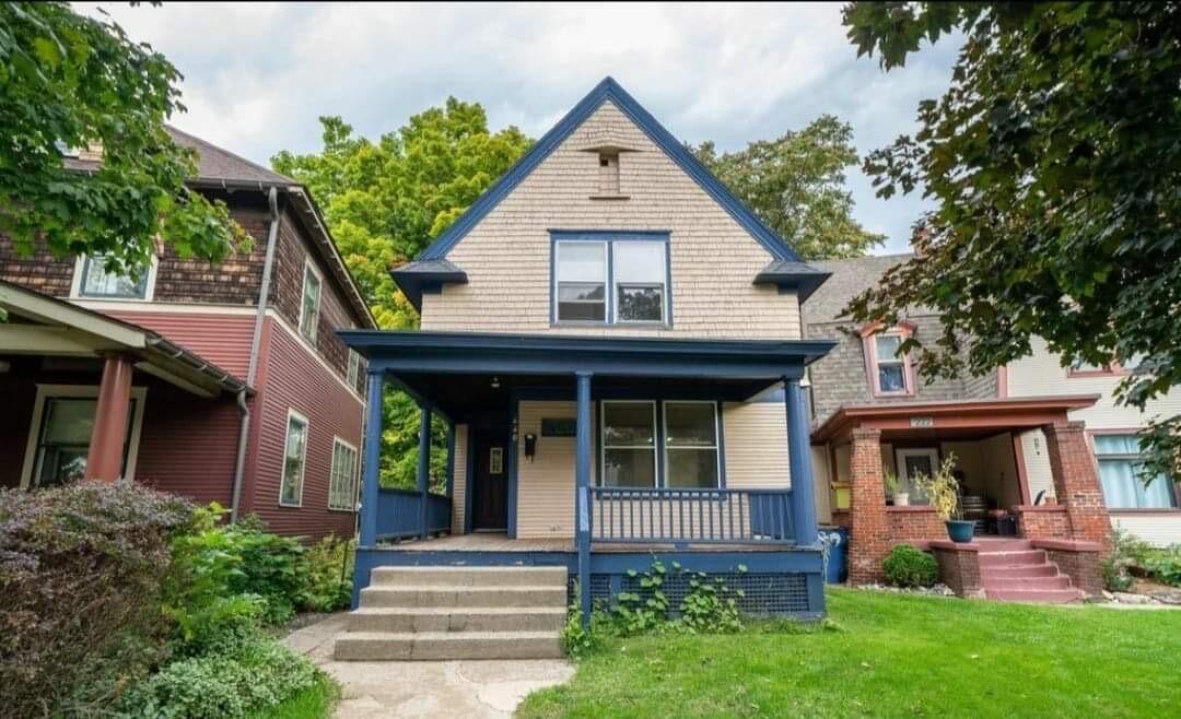 Property Photo: 220 Wellington Ave SE MI 49506