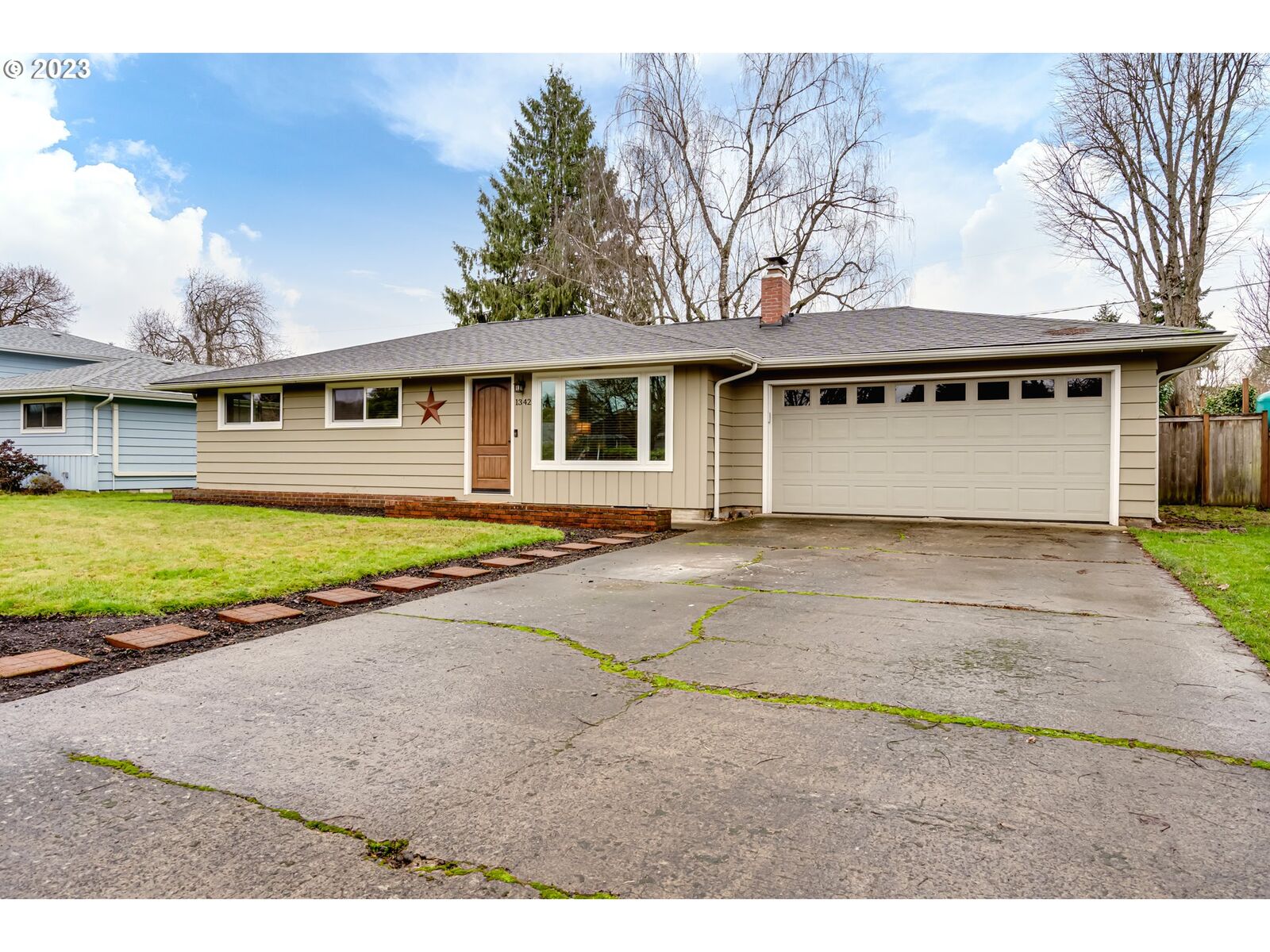 Property Photo:  1342 Roundup Dr  OR 97401 