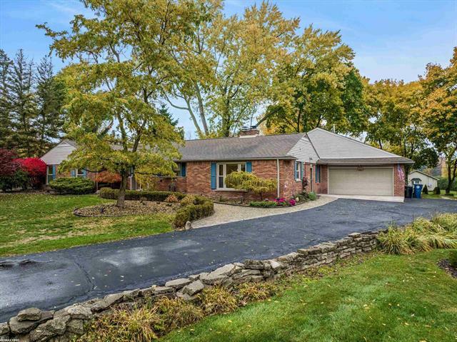 Property Photo:  899 Fox Run  MI 48304 