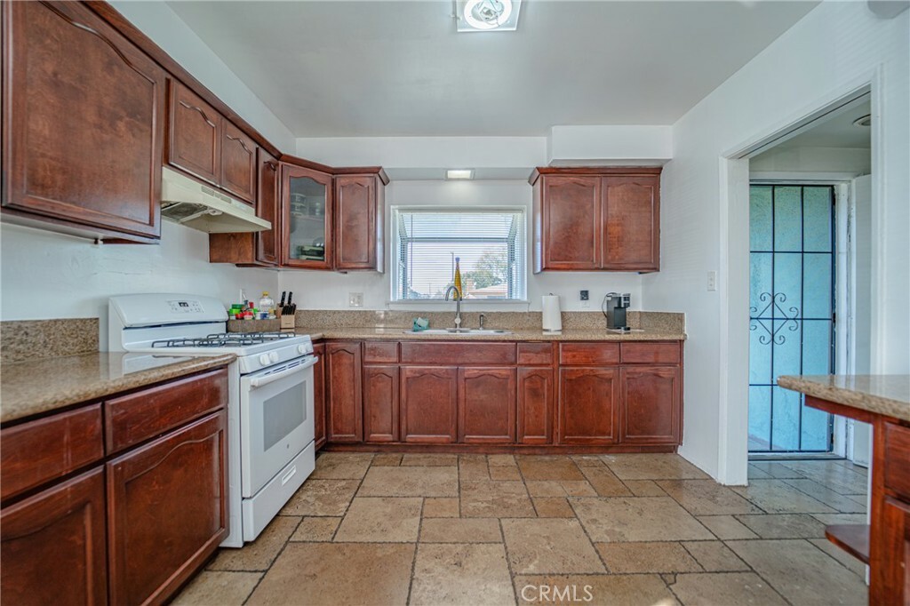 Property Photo: 1224 S Castlegate Avenue CA 90221