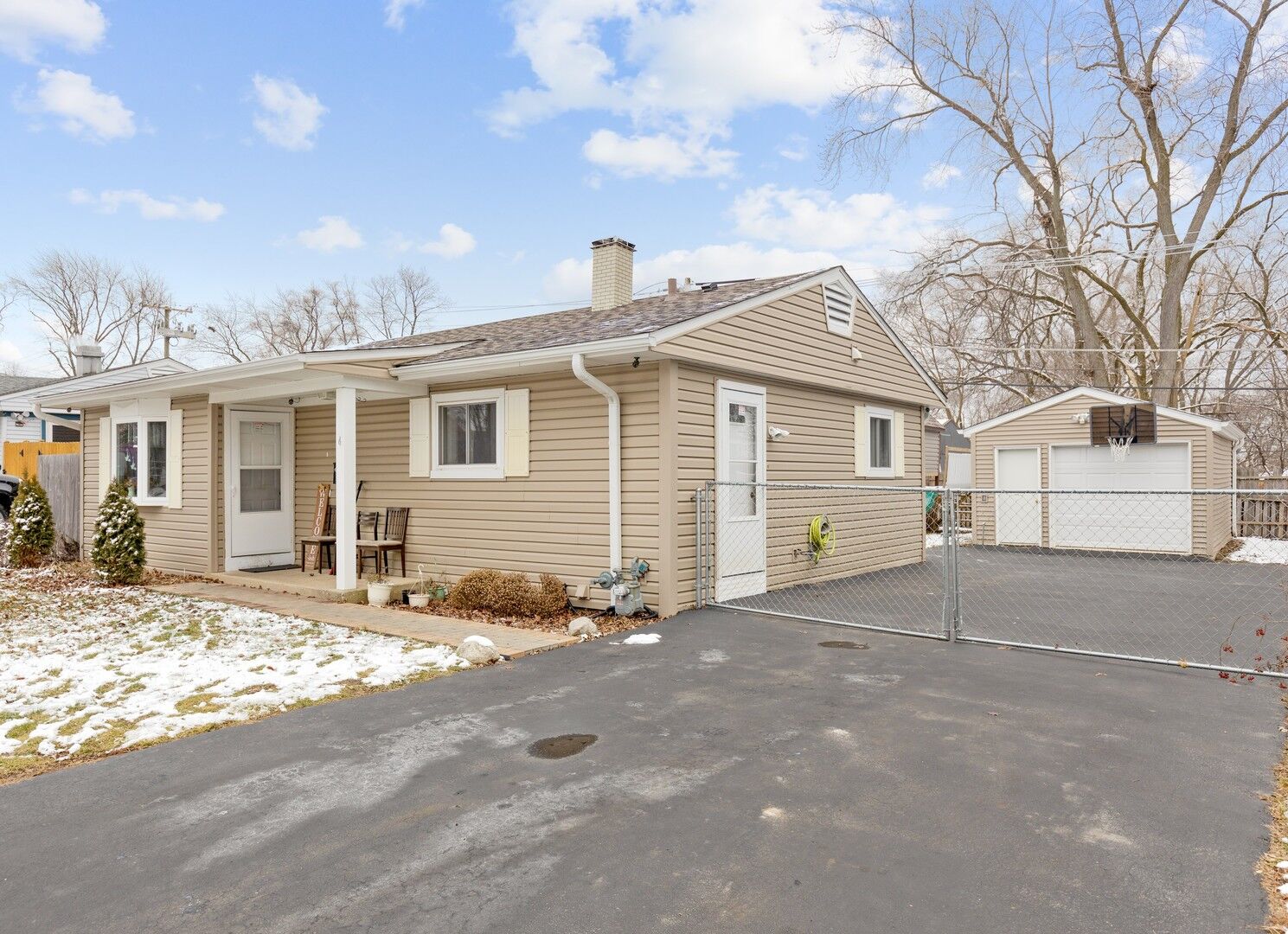 Property Photo: 4 Hickory Drive IL 60110
