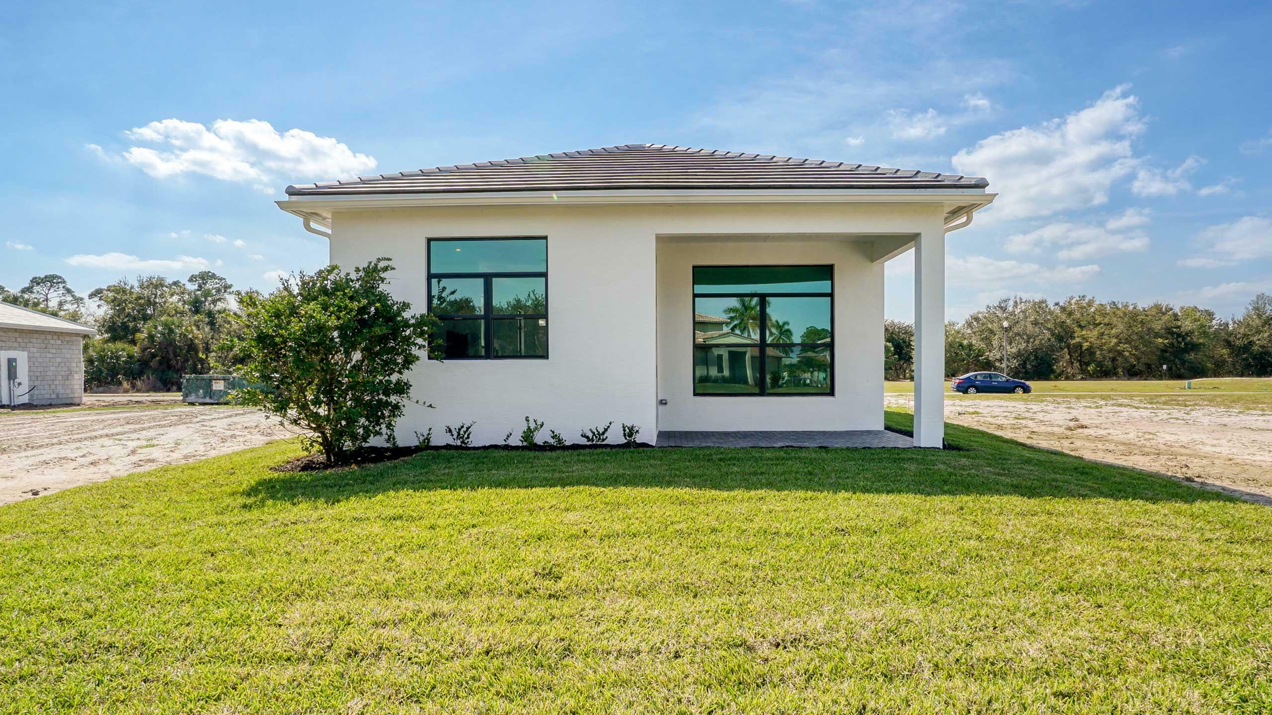 Property Photo: 172 SE Via Bisento FL 34952