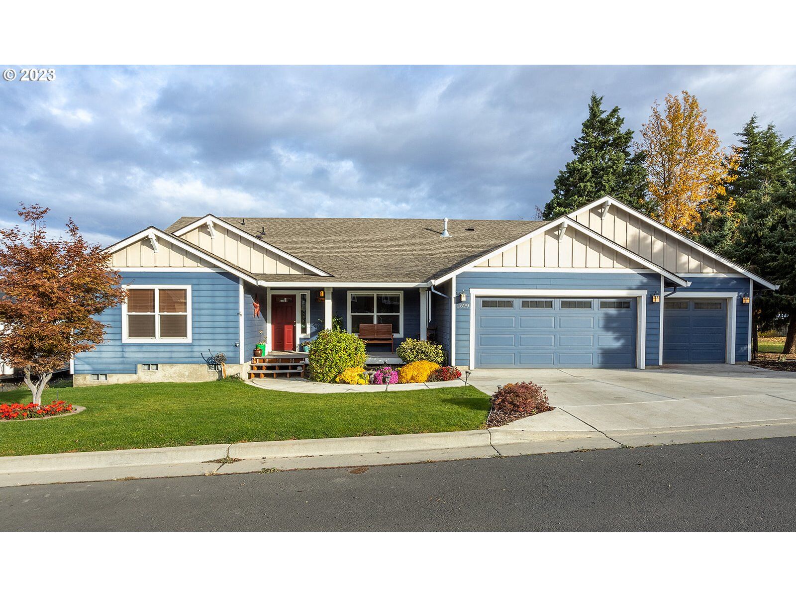 Property Photo:  2629 E 11th  OR 97058 