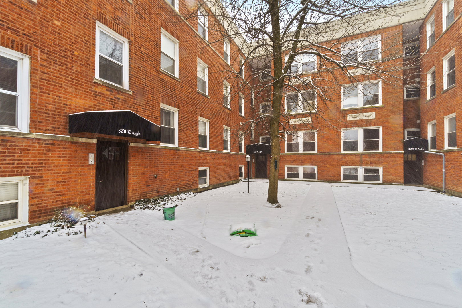 Property Photo: 3201 W Argyle Street Gn IL 60625